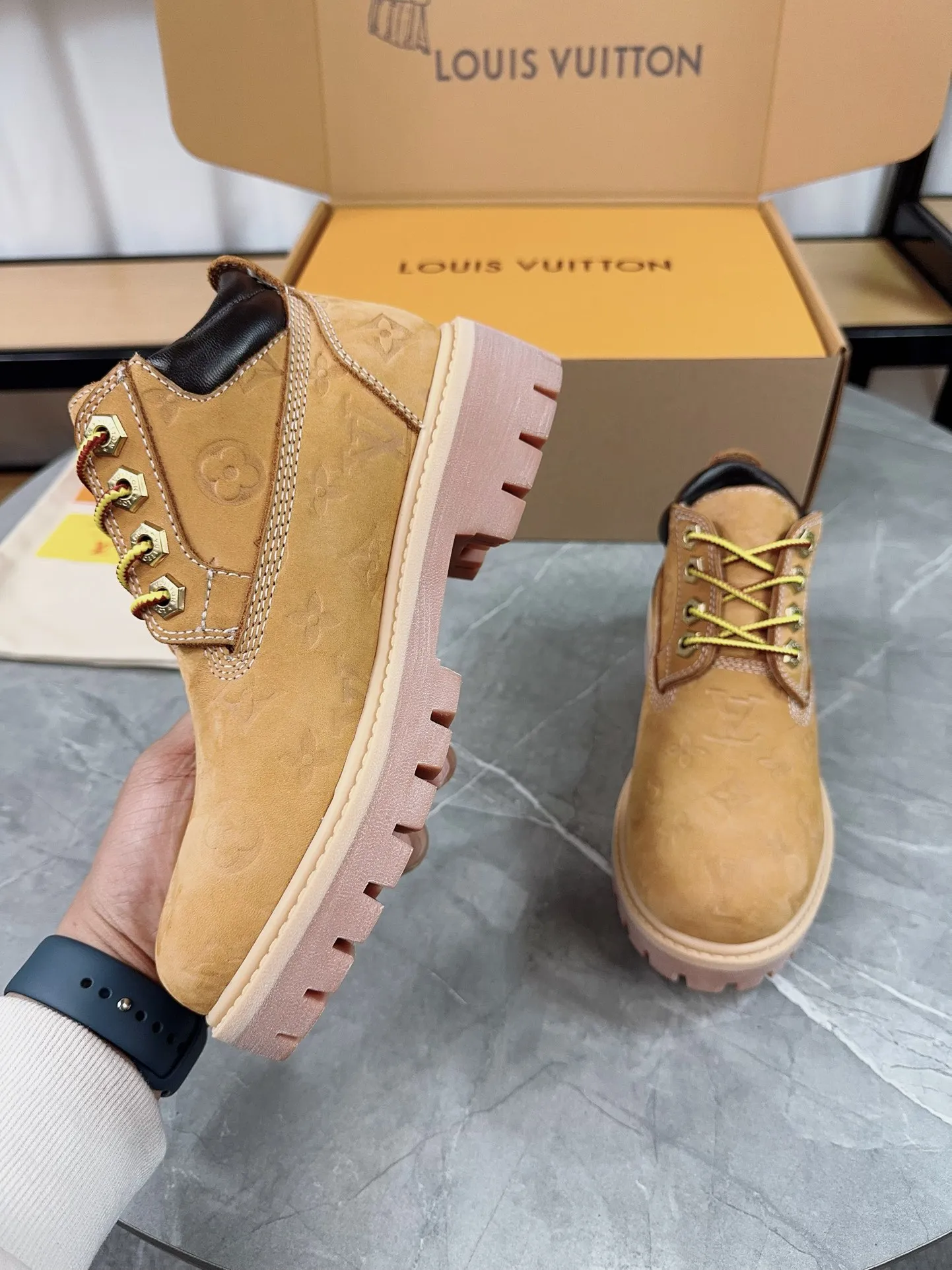 Couple model 💰700 ❤️Top version: Couple model LV x Timberland Timberland joint model Presbyopia Embossed Rhubarb boots Ankle boots Short boots LV x Timberland ankle boots are made of Monogram embossed waterproof nubuck cow leather, relying on the brand's exquisite craftsmanship to carefully reshape the classic Timberland 6-inch boot shape in Italy, and make an eye-catching appearance in 2024 created by Pharrell Williams with American workwear style Autumn and winter menswear show. Monogram embossed tongue, original Timberland laces and outsole are exquisite details, and the leather label expresses the cooperation logo. Exquisite packaging at the delivery counter🛍📦 ▪️Material: Original customized imported first-layer cowhide ▪️Inner lining: Original customized leather lining/mesh lining ▪️Outsole: Original molded anti-slip rubber material ▪️Sole thickness: 3.5CM ▪️Size: Women's 35-40 Men's 39-46